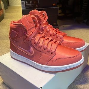 WOMENS AIR JORDAN 1 RETRO HIGH SOH